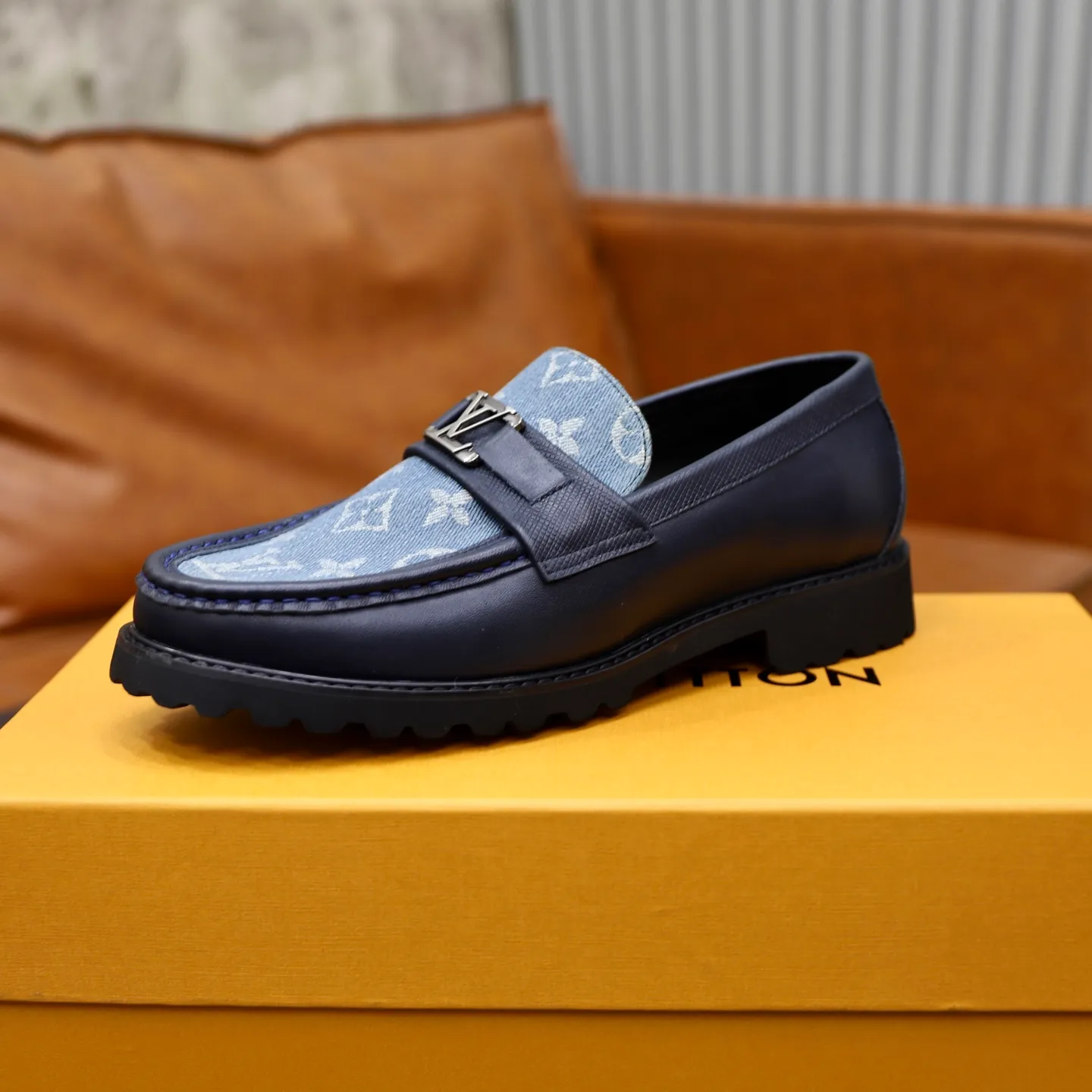 Ex-factory price: 600💰Louis Vuitton LV men's classic Oxford shoes, men's business formal boutique leather shoes, classic style, almond kernel exquisite toe, ultimate art, the whole shoe is made of imported cow leather (open edge beads), carefully selected, fine pores, excellent gloss, soft texture, strong toughness, durable and not easy to deform, apricot fetal cowhide leather lining, soft and comfortable, sweat-absorbent and breathable. Foam outsole, original box and dust bag packaging! Size: 38–44 (45/46 customized)